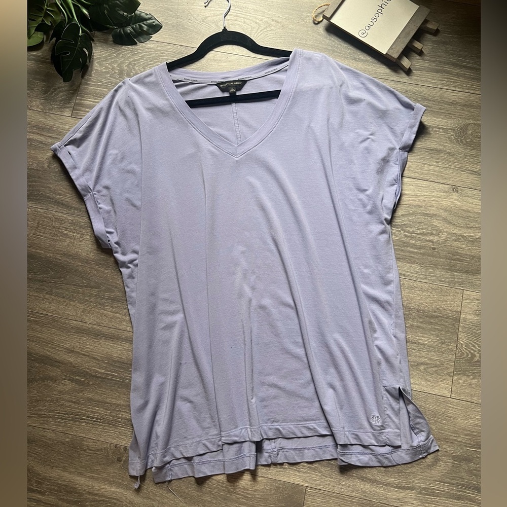Banana Republic Modal Cotton Rolled Sleeve V-Neck Top in Persian Violet. XXL